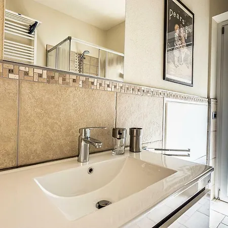 A&g - Elegante Casa 100 Mq Su Due Piani Con Wi-fi-giardino-parcheggio Vakantiehuis *