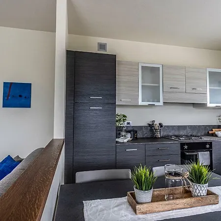 A&g - Elegante Casa 100 Mq Su Due Piani Con Wi-fi-giardino-parcheggio أَويستا