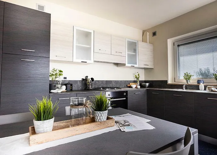 A&g - Elegante Casa 100 Mq Su Due Piani Con Wi-fi-giardino-parcheggio Nyaraló